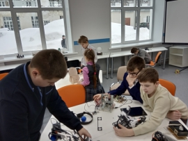 В СКБ КГУ школьники управляли роботами
