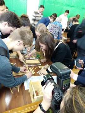 Школьники в КГУ прикоснулись к удивительному миру древесины