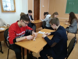 Школьники в КГУ соревновались в сборке головоломок