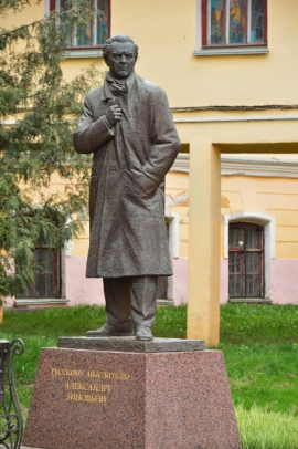 Памятник А. Зиновьеву переехал из университета