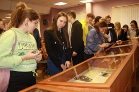 Студенты и преподаватели института на выставке в Государственном архиве Костромской области